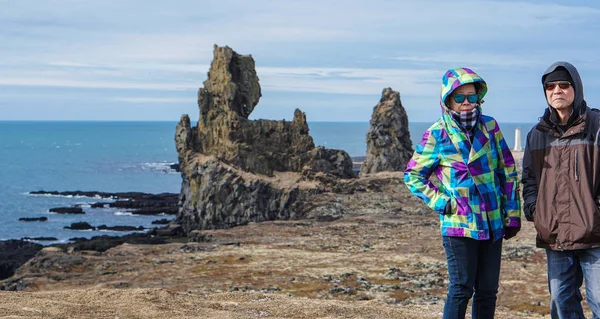 Asiatische Senioren Paar Foto Mit Island Pennisula Rock Wahrzeichen — Stockfoto