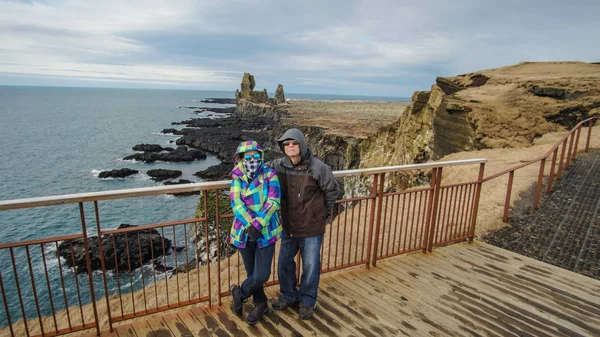 Zlanda Yarımada Rock Simgesel Yapı Ile Asya Kıdemli Çift Fotoğraf — Stok fotoğraf