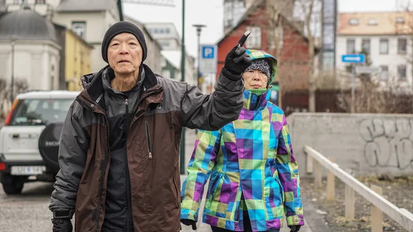 Rekjavik Zlanda Şehir Merkezinde Yürüyüş Asya Kıdemli Çift — Stok fotoğraf