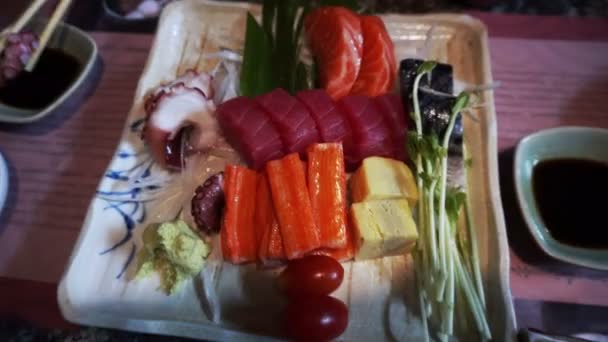 Variedad Japonesa Alimentos Cámara Través Mesa Video — Vídeo de stock