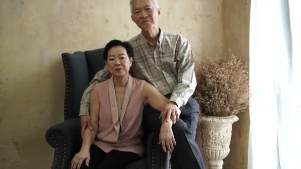 Asijské Bohaté Rodiče Portrét Pohovkou Luxusní Dům — Stock video