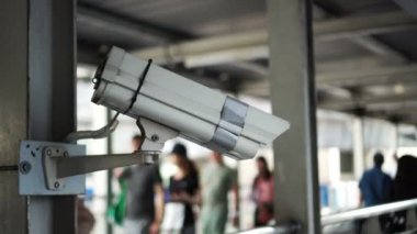 Şehir cctv gözetim street, insanlar ve genel trafik video 4k