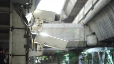 Şehir cctv gözetim street, insanlar ve genel trafik video 4k