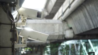 Şehir cctv gözetim street, insanlar ve genel trafik video 4k