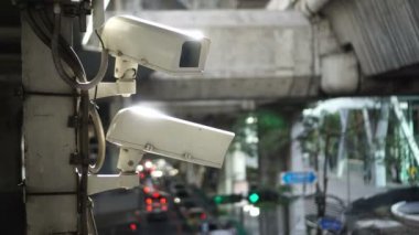 Şehir cctv gözetim street, insanlar ve genel trafik video 4k