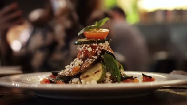 Grilovaný Lilek Cuketa Balsamikovým Salát — Stock video