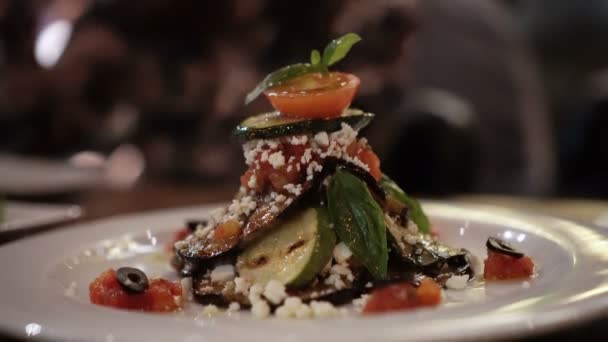 烤茄子和西葫芦香醋沙拉4K — 图库视频影像