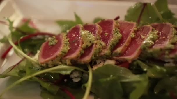 マグロのたたきサラダ バルサミコ ソース フュージョン和食 — ストック動画