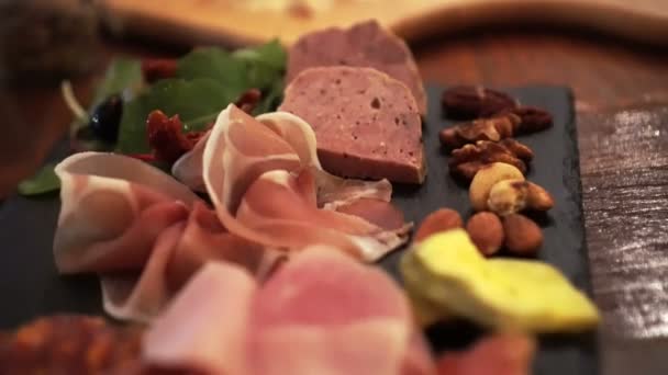 Gastronomische Koude Knippen Schotel Met Gedroogde Vruchten Video — Stockvideo