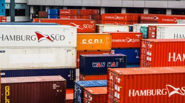 Hong Kong - 23 Nisan 2016: kargo ve vinç sevk irsaliyesi rıhtım. Dünya ana ulaşım bağlantı noktası