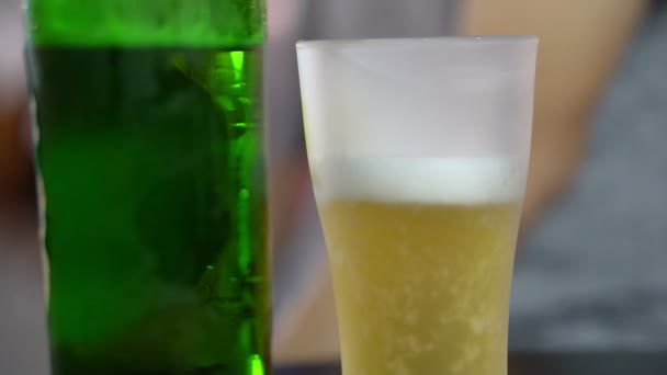 Mano Tomando Vaso Cerveza Esmerilada Para Beber — Vídeos de Stock