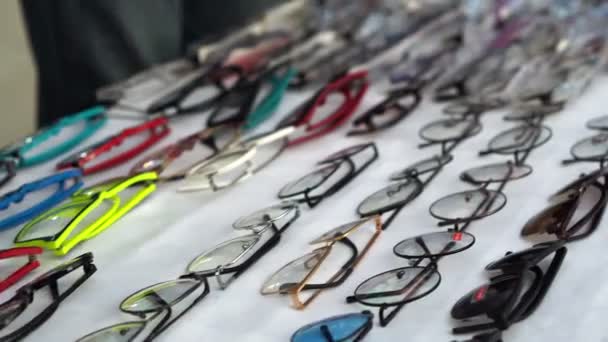 手工采摘眼镜设计在商店视频4K — 图库视频影像
