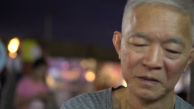 Asya kıdemli sakin ol dış restoran ve içki bira, Aile ile