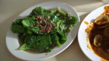 Singapur hawker food merkezi yemek. deniz ürünleri sambal ve Çin tarzı sebze