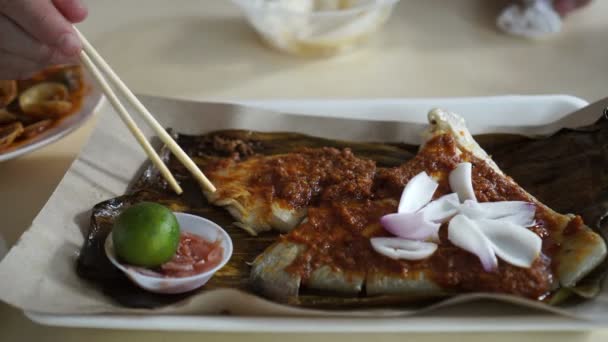 Singaporean Malaysisches Essen Gegrillte Stachelrochen Sambal Sauce Auf Bananenblättern Servieren — Stockvideo