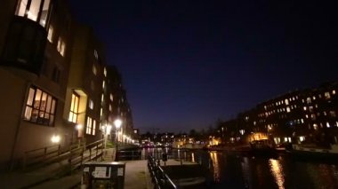 Amsterdam, Hollanda: 5 Nisan 2017 - Pan yerleşik alan kanalda dan gece ışık yansıması ile vurdu