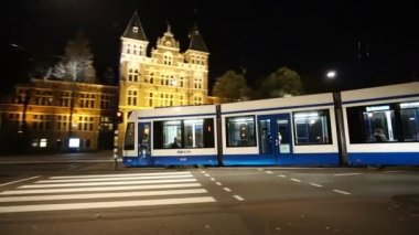 Amsterdam, Hollanda: 5 Nisan 2017 - çeşitli ulaşım seçenekleri Avrupa, Bisiklet, tramvay ve gece cityscape yürüyüş