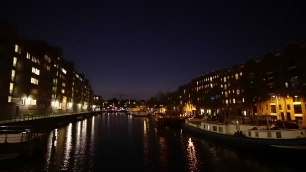Amsterdam Niederlande April 2017 Kamerafahrt Aus Kanal Wohngebiet Der Nacht — Stockvideo