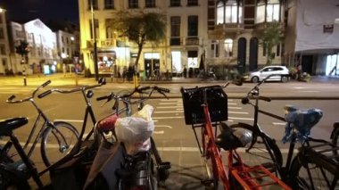 Amsterdam, Hollanda: 5 Nisan 2017 - şehir, daire sokak ve insanlar yerel yaşamın gece akşam sokak görünümü