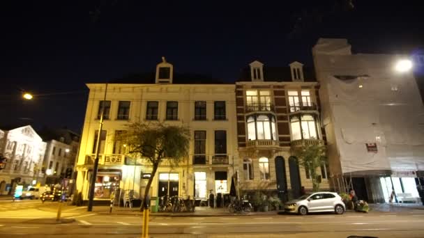 荷兰阿姆斯特丹 2017年4月5日 夜街景城市 公寓街道和人的地方生活的看法 — 图库视频影像
