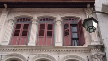 Singapur: 28 Aralık 2017 - Singapur China town binalarda üzerinde asılı kırmızı fener