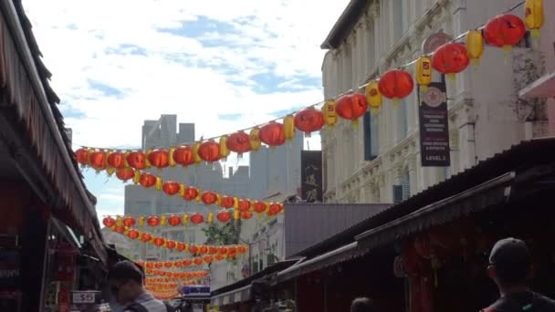 Singapore Joulukuu 2017 Punaiset Lyhdyt Roikkuvat Rakennusten Singaporessa Kiinassa Kaupunki — kuvapankkivideo
