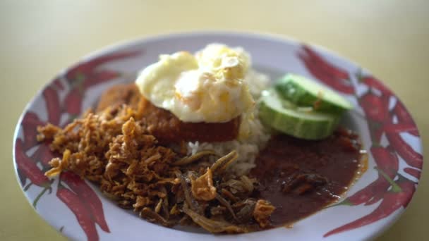 Nasi Lemak Singapur Malezya Ünlü Gıda Çevirmek — Stok video