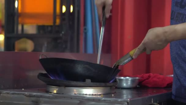 Salteado Mano Con Llama Wok Chino Para Restaurante Asiático Ordenar — Vídeo de stock