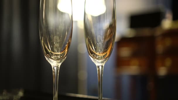 Två Tomma Champagneglas Lyx Inre Rum För Romantisk Årsdagen — Stockvideo