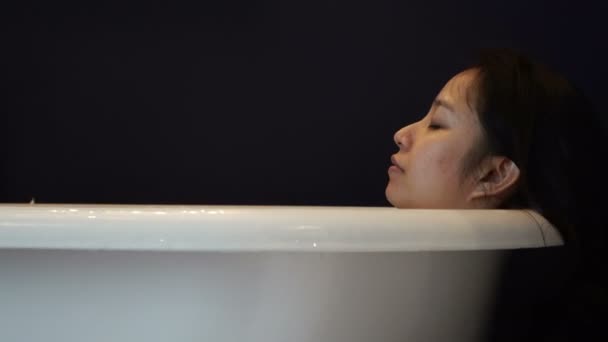 Asiatische Frau Entspannen Und Bad Badewanne Mit Schaum Video — Stockvideo