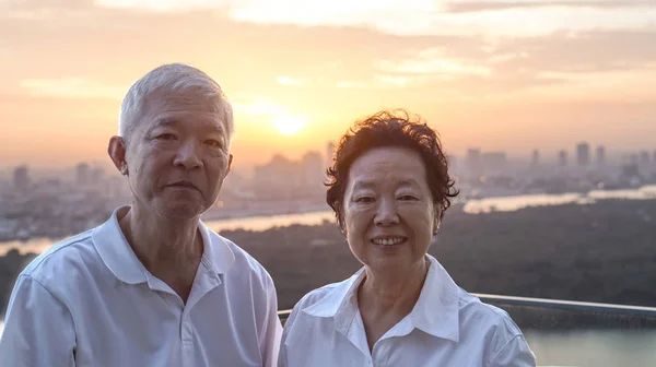 Aziatische Senior Paar Met Ochtend Zonsopgang Luxe Condominium Thailand — Stockfoto