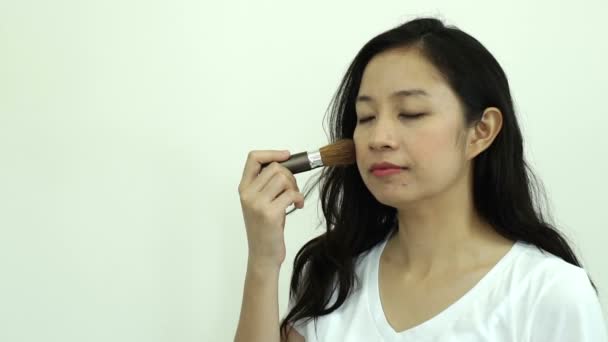 亚洲妇女使用梳做化妆脸颊刷慢动作视频 — 图库视频影像