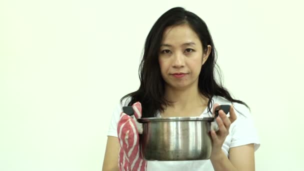 Asiatico Donna Cucina Con Cucina Pentola Bianco Sfondo Rallentatore — Video Stock