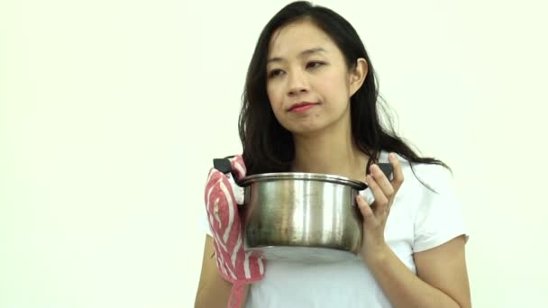 Femme Asiatique Cuisine Avec Pot Cuisine Fond Blanc Ralenti — Video