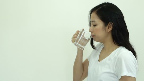 Mujer Asiática Bebiendo Agua Taza Día Para Piel Sana Cuerpo — Vídeos de Stock