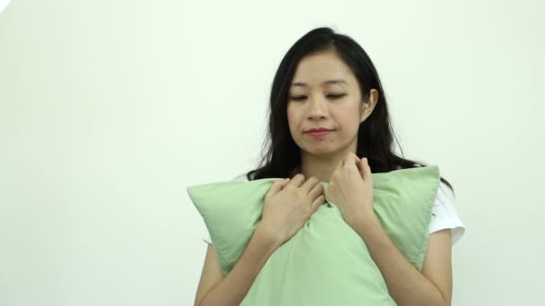 Mulher Asiática Abraço Suave Pena Travesseiro Sorriso Felicidade Câmera Lenta — Vídeo de Stock