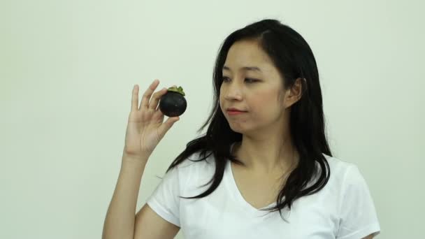 Asiatisk Kvinna Lycklig Kärlek Mangostan Tropiska Skönhet Frukt — Stockvideo