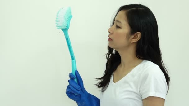 Aziatische Vrouw Huisvrouw Ongelukkig Reiniging Toilet Concept — Stockvideo
