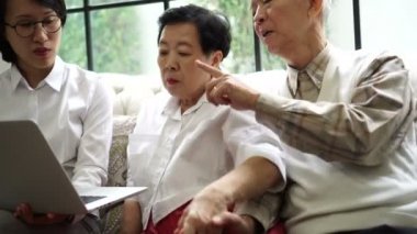 Sağlık tıbbi tavsiye için bilgisayar dizüstü ile Asya kıdemli çift