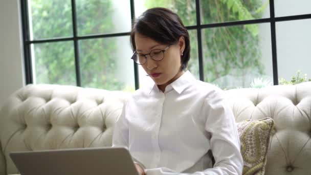 Evde Çalışan Asyalı Kadın Gözlükleri Göz Ağrısı Stresi — Stok video