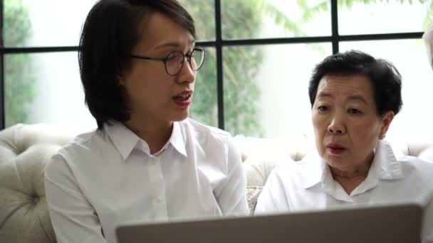 Salud Consejo Médico Pareja Ancianos Asiáticos Con Computadora Portátil — Vídeo de stock