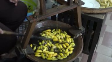 Yapım süreci, Koza iplik video almak için bina geleneği ipek