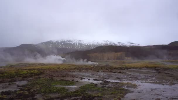 Menschen Warten Auf Geysir Explosion Island — Stockvideo