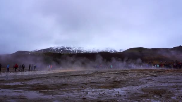 아이슬란드의 간헐천을 기다리는 사람들이 — 비디오