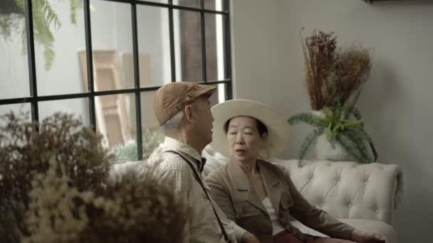 Vieux Couple Asiatique Parler Dans Maison Luxe Rétro — Video