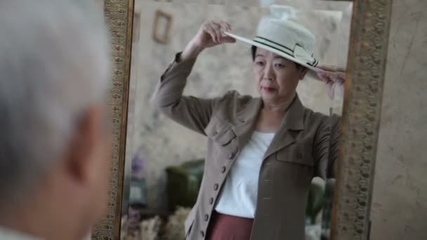 Asiatiska Senior Par Hjälpa Varandra Klä Retrostil Framför Spegel Video — Stockvideo