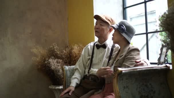 Smutný Asijské Starší Pár Při Pohledu Paměti Fotorámečku — Stock video