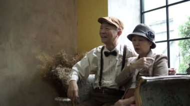 Evde, fotoğrafa iyi bellek mutlu Asya yaşlı çift