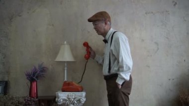 Vintage retro telefon görüşmesi mutlu Asya kıdemli adamı