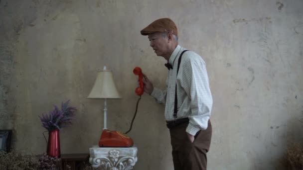 Asiatique Senior Homme Sur Vintage Rétro Téléphone Appel Heureux — Video